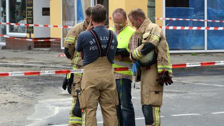Feuerwehrleute am Mariendorfer Damm. Die Fahrbahnen stadteinwärts bleiben nach dem Wasserrohrbruch etwa einen Monat gesperrt. 