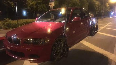 "Geprüftes Hochleistungsfahrzeug" und "Offizielles Blitzertestfahrzeug" stand auf zwei Aufklebern, die an dem BMW angebracht waren.