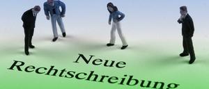 Nachdenkliche Figuren stolpern über die neue Rechtschreibung.