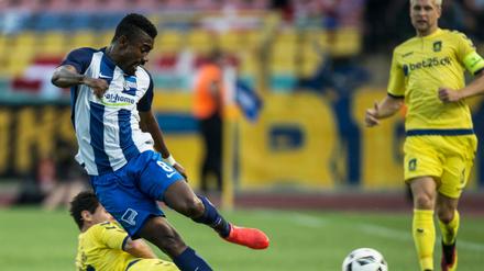 Salomon Kalou von Hertha (l.) und Brøndbys Christian Nörgaard kämpfen um den Ball.