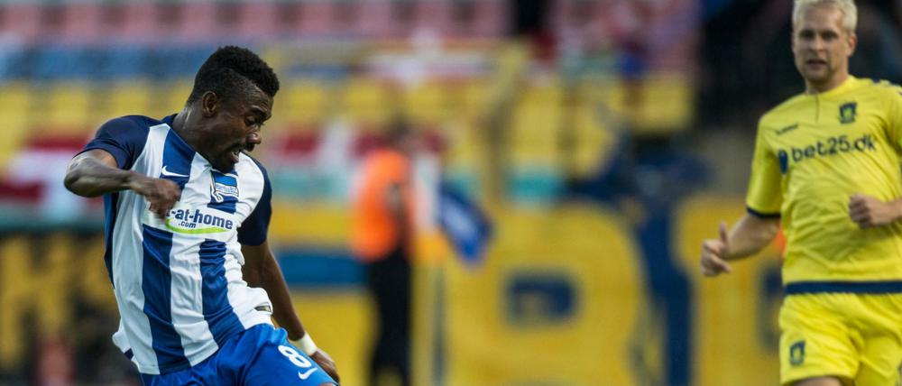 Salomon Kalou von Hertha (l.) und Brøndbys Christian Nörgaard kämpfen um den Ball.