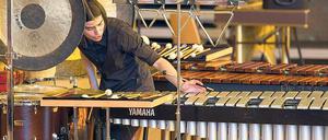 Energisch. Leonie Klein, Teilnehmerin der Schlagzeug-Klasse, spielt Helmut Lachenmanns „Intérieur I“ von 1966.