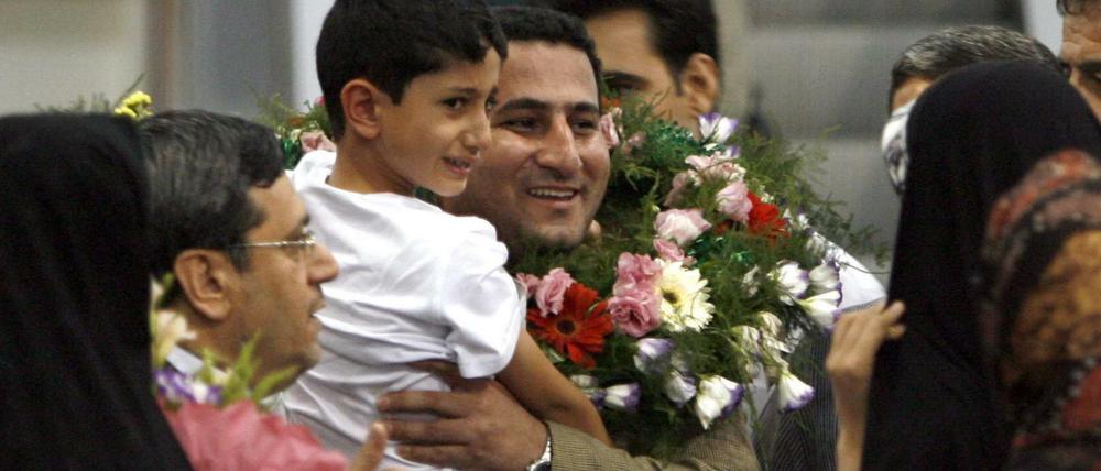 Am 15. Juli 2010 wird Shahram Amiri am Flughafen von Teheran von seiner Familie empfangen. Jetzt soll er hingerichtet worden sein. 