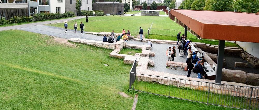 Touristen besuchen am 12.08.2016 die Mauergedenkstätte an der Bernauer Straße in Berlin. In vielen Orten wird jetzt an den Mauerbau erinnert. Vor 55 Jahren hatte die SED-Führung am 13. August 1961 mit dem Bau des Bollwerks begonnen. Nach bisherigen wissenschaftlichen Erkenntnissen starben an der Berliner Mauer 138 Menschen durch das DDR-Grenzregime.