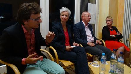 Harmonisch diskutiert: Tagesspiegel-Berlin-Chef Robert Ide, Moderatorin Antoinette Beckert, der Innenpolitische Sprecher der CDU-Fraktion des Berliner Abgeordnetenhauses Robbin Juhnke und die stellvertretende Landesvorsitzende der Deutschen Polizeigewerkschaft (DPoIG) Sabine Schumann.