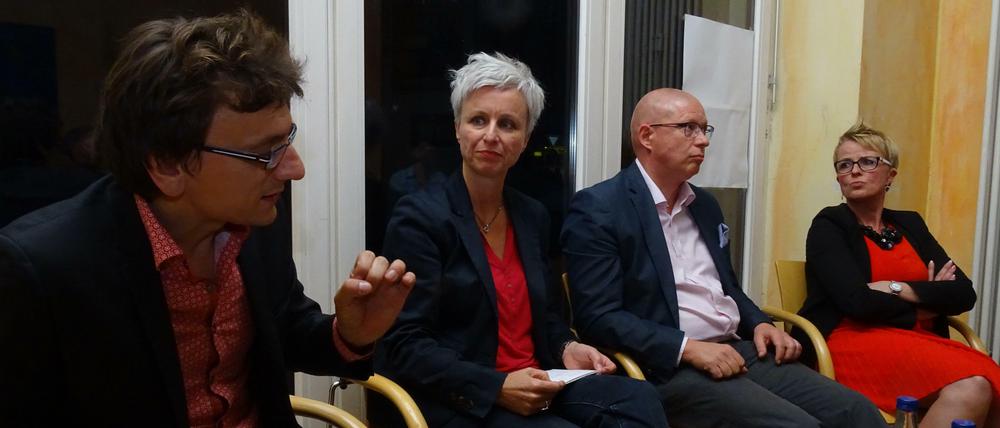 Harmonisch diskutiert: Tagesspiegel-Berlin-Chef Robert Ide, Moderatorin Antoinette Beckert, der Innenpolitische Sprecher der CDU-Fraktion des Berliner Abgeordnetenhauses Robbin Juhnke und die stellvertretende Landesvorsitzende der Deutschen Polizeigewerkschaft (DPoIG) Sabine Schumann.