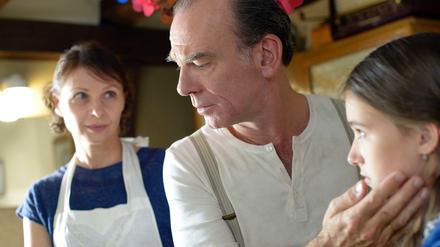 Mutter, Vater, Kind. Nicole Max, Martin Wuttke und Carolina Cardoso in "Fieber".