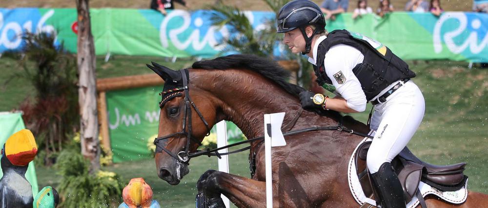 Da war noch alles im Lot. Julia Krajewski mit ihrem Pferd Samourai beim Geländeritt.