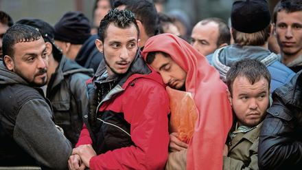  Flüchtlinge warten vor dem Landesamt für Gesundheit und Soziales (Archivfoto).