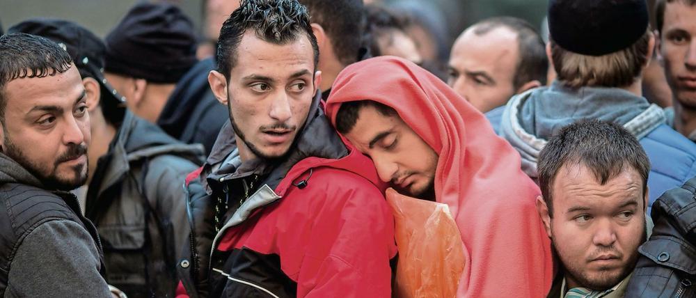  Flüchtlinge warten vor dem Landesamt für Gesundheit und Soziales (Archivfoto).