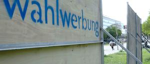 Rückseite von Wahlplakaten an der Urania.