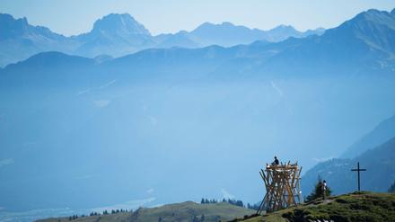 Gehen in Graubünden. Beim Wandern im Safier Tal trifft man derzeit auf diese Installation der Schweizer Künstler Les Freres Chapuisat. 