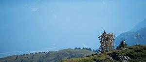 Gehen in Graubünden. Beim Wandern im Safier Tal trifft man derzeit auf diese Installation der Schweizer Künstler Les Freres Chapuisat.