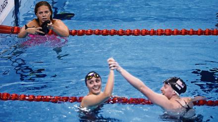 Tiefer Graben. Lilly King (r.) und Katie Meilie feiern Gold und Bronze - und ihren Sieg über Julija Jefimowa.