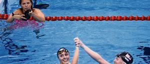 Tiefer Graben. Lilly King (r.) und Katie Meilie feiern Gold und Bronze - und ihren Sieg über Julija Jefimowa.