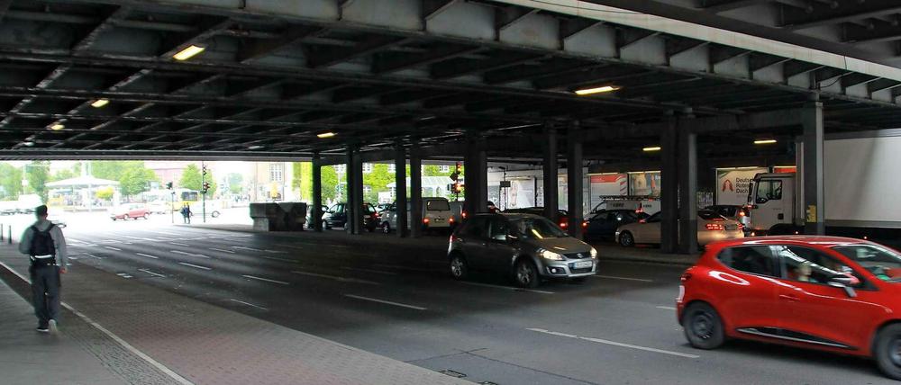 Der Schandfleck unter den Bahnbrücken bleibt noch mindestens bis 2018 bestehen.