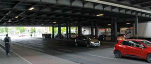 Der Schandfleck unter den Bahnbrücken bleibt noch mindestens bis 2018 bestehen.