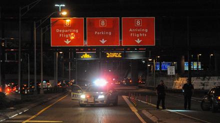 Ein Wagen der New Yorker Polizei blockiert die Zufahrt zum Terminal 8.