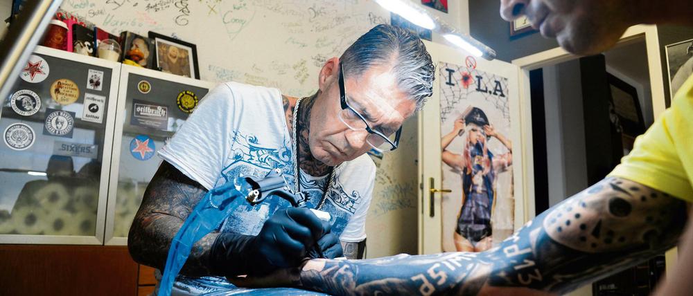 Der Tätowierer Andreas Kahl - aka Kalle - Chef von "Oldschool Tattoo Berlin".