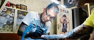 Der Tätowierer Andreas Kahl - aka Kalle - Chef von "Oldschool Tattoo Berlin". 