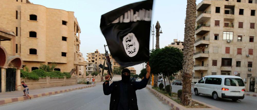 Über Manbidsch lief eine wichtige Nachschubroute des Islamisten in Richtung der IS-Hochburg Rakka im Osten.