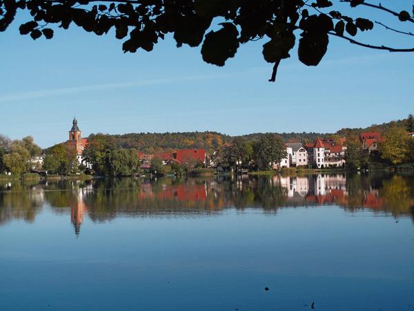 Idyll mit Promenade. Blick auf das Zentrum Buckows am Ostufer des Buckowsees. Der fast gleichnamige Bukowsee ist ei kleiner Waldsee in der Nähe von Prenden.