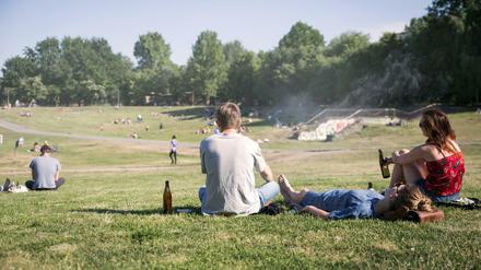 Draußen sein und Bier trinken - will keiner verbieten, die FDP will's trotzdem retten.