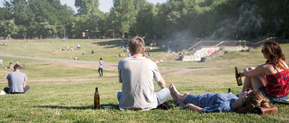 Draußen sein und Bier trinken - will keiner verbieten, die FDP will's trotzdem retten.