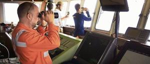 Auf der Brücke der Aquarius hält die Crew Ausschau nach Flüchtlingen in Seenot.
