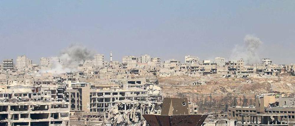 Aleppo brennt. Über dem von Rebellen gehaltenen Viertel Leramun steigt Rauch auf. Im benachbarten Bani Zeid, das ebenfalls von Rebellen gehalten wird, kam es Ende Juli zu schweren Kämpfen.