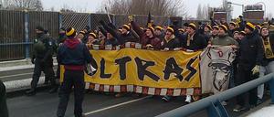 Eskortiert von der Polizei zogen die Dresdner Fans über gesperrte Straßen in die Alte Försterei. 