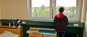 „Jeden Tag packe ich den Koffer / ein und dann wieder aus“: Die Anfangstrophe des Gedichts „Dazwischen“ von Alev Tekinay.