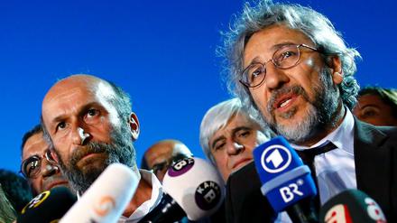Can Dündar (rechts) und Erdem Gül drohen in der Türkei mehrjährige Haftstrafen wegen angeblichen Geheimnisverrats. Dündar hat jetzt die Chefredaktion von "Cumhuriyet" niedergelegt.