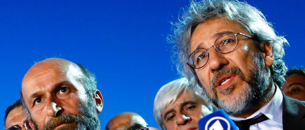 Can Dündar (rechts) und Erdem Gül drohen in der Türkei mehrjährige Haftstrafen wegen angeblichen Geheimnisverrats. Dündar hat jetzt die Chefredaktion von "Cumhuriyet" niedergelegt.