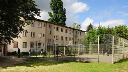 Früher Notaufnahmelager für DDR-Flüchtlinge und (Spät-)Aussiedler, heute Übergangswohnheim für Geflüchtete, unter anderem aus Syrien: Ein Teil des Gebäudekomplexes der Marienfelder Allee 66-80.