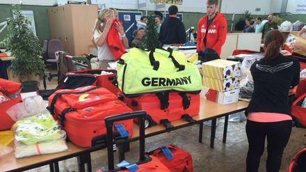 In der paralympischen Kleiderkammer. Hier werden die Athleten angezogen.