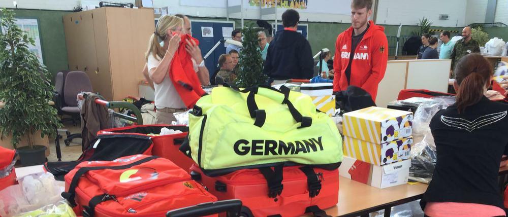 In der paralympischen Kleiderkammer. Hier werden die Athleten angezogen.