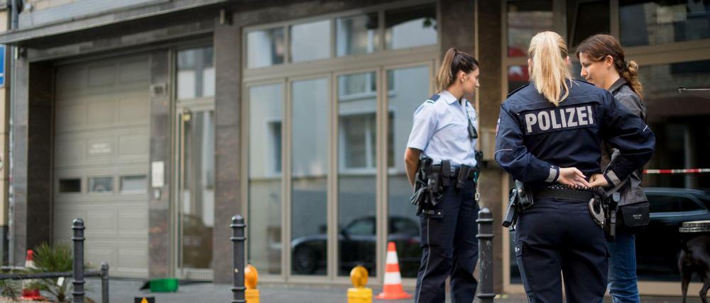 Polizistinnen stehen am 15.08.2016 an einem Tatort in der Flandrischen Straße in Köln (Nordrhein-Westfalen). Bei einem Streit zwischen mehreren Menschen in der Innenstadt von Köln ist ein Mann schwer verletzt worden.