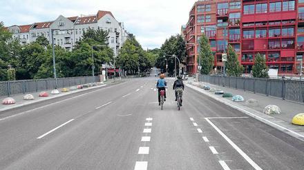 Frisch gestrichelt. Die Spurmarkierungen auf der Monumentenbrücke sind etwas rätselhaft. 