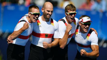  Das Ruder-Quartett nach dem Gold-Erfolg: Hans Gruhne, Lauritz Schoof, Philipp Wende and Karl Schulze (v.l.).