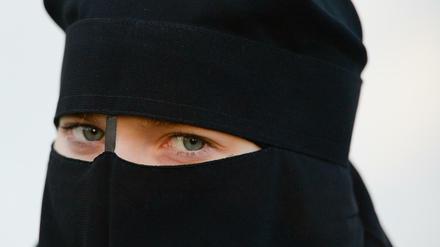 Eine Frau mit Nikab in Leipzig.