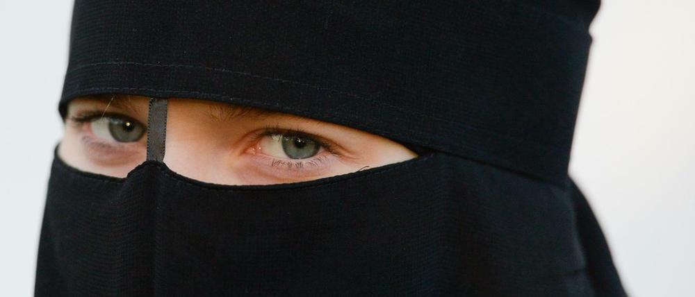 Eine Frau mit Nikab in Leipzig.