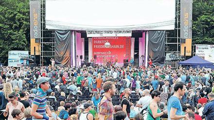 In Partylaune. Das LesBiSchwulen Parkfest im Freiluftkino Friedrichshain. 