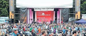 In Partylaune. Das LesBiSchwulen Parkfest im Freiluftkino Friedrichshain. 