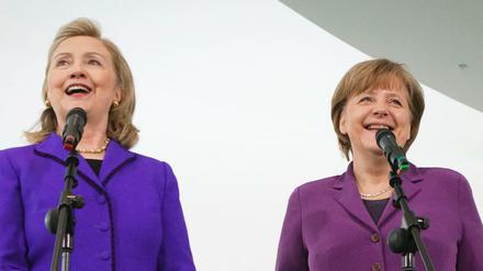 Bundeskanzlerin Angela Merkel (CDU, r) steht am 14.04.2011 neben der damaligen US-Außenministerin Hillary Clinton bei einer Pressekonferenz in Berlin.