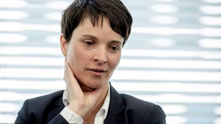 Frauke Petry, Bundesvorsitzende der Alternative für Deutschland (AFD), fasst sich an den Hals.