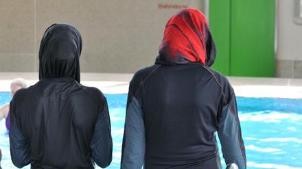 Komplett bedeckt. Zwei Burkini-Trägerinnen auf einem Archivbild.