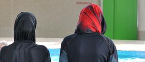 Komplett bedeckt. Zwei Burkini-Trägerinnen auf einem Archivbild.