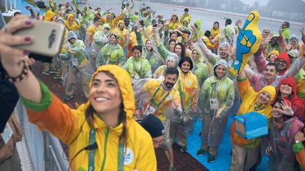 Schlechtes Wetter, gute Laune. Auch die Helfer sind in Rio konstant ausgelassen.