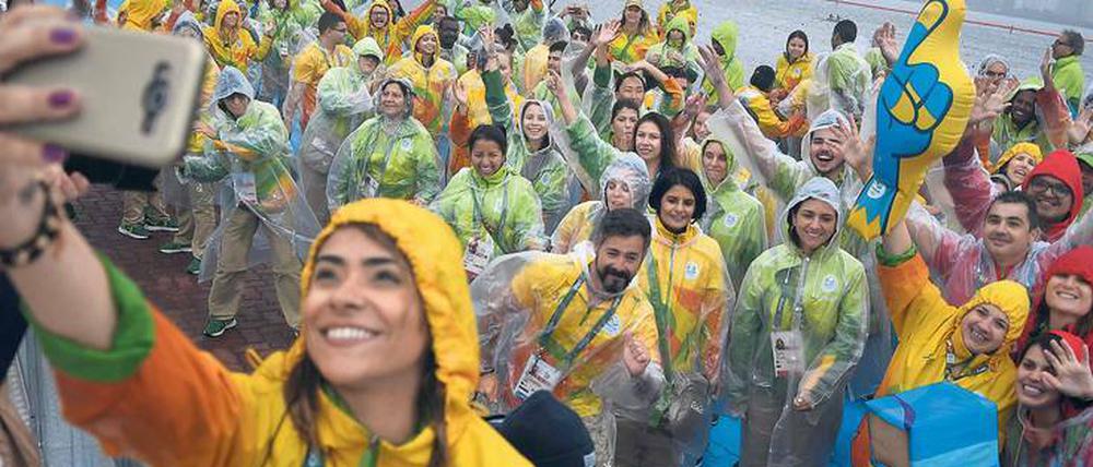 Schlechtes Wetter, gute Laune. Auch die Helfer sind in Rio konstant ausgelassen.